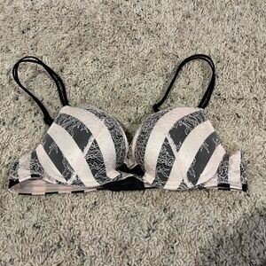 Victoria Secret Very Sexy Push Up Elegant Lace Black and light pink Bra 34 A